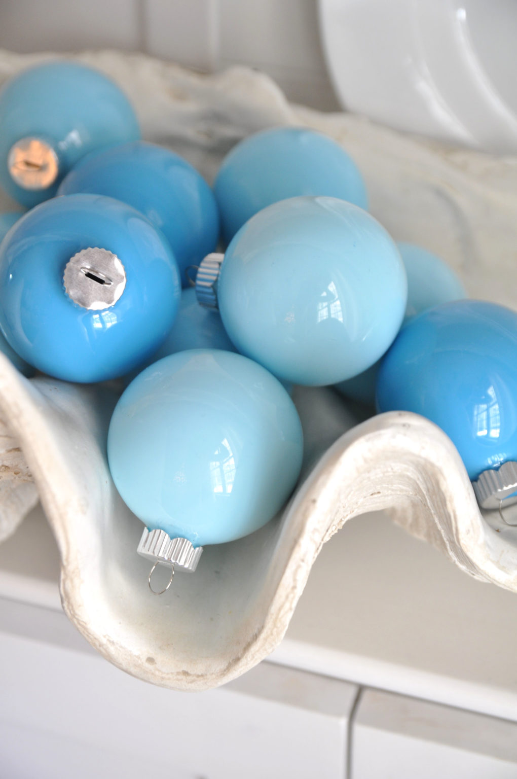 diy: painted christmas balls – Bungalow Blue Interiors